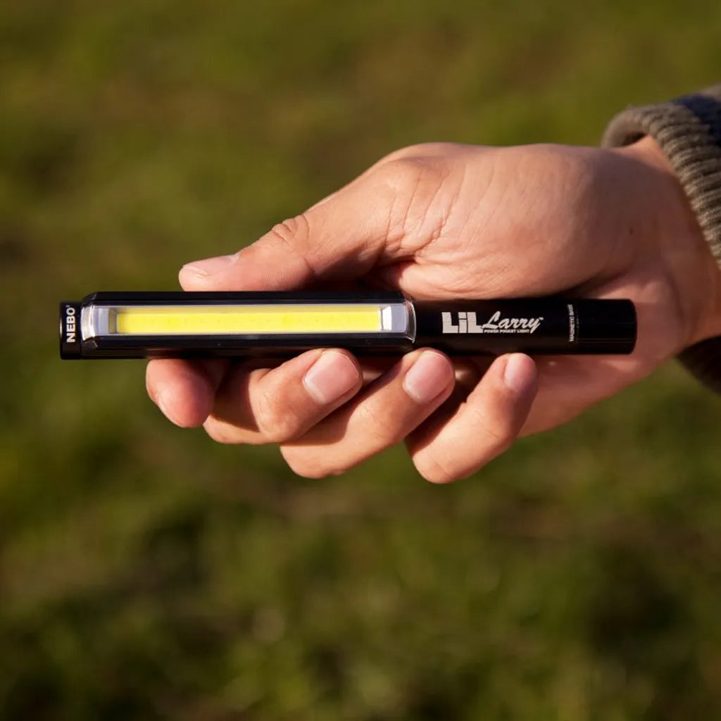 NEBO LIL LARRY™ Power Taschenlampe. 250 Lumen & Roter Blitzmodus, Schwarz