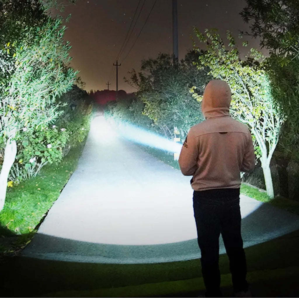  10000 Lumen Taschenlampe, LED Taschenlampe Extrem Hell 5000mAh USB Aufladbar 26650 Batterie Enthalten, 5 Lichtmodi, Zoombar, Lange Arbeitszeit Taktische Taschenlampe